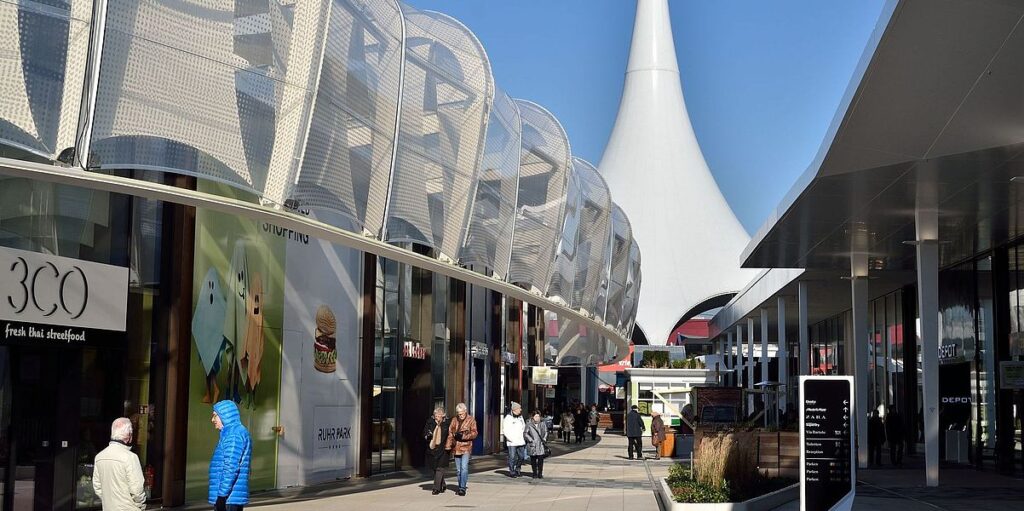 Ruhrpark In Bochum: Ein Großer Park Direkt Am Shopping-Center, Ideal Zum Entspannen Nach Einem Einkaufsbummel